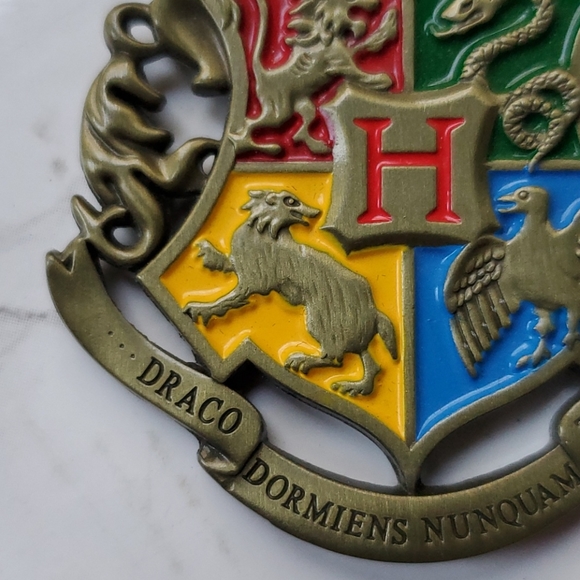 Harry potter hogwarts coat of arms crest Keychain - Picture 8 of 16